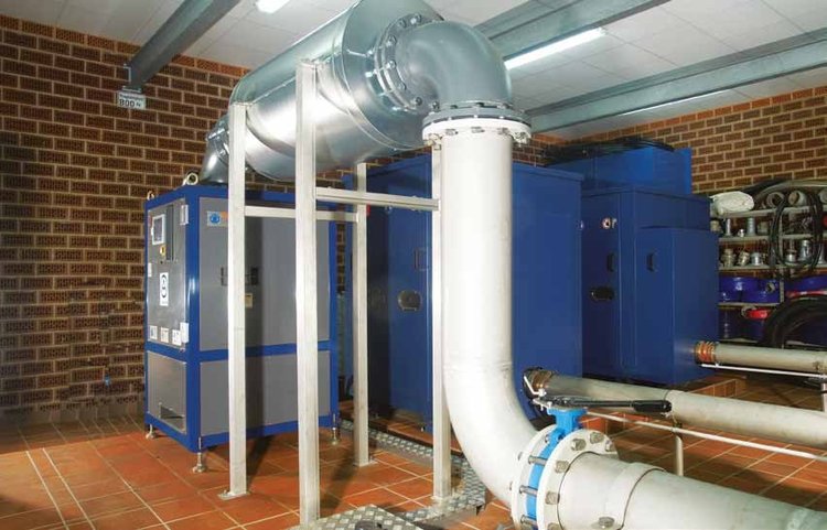 View at the blower-station in the sewage plant Bremervörde. In the foreground you can see the AT-Turboblower & in the background you can see two positive displacement blowers, which offer the process air for the activation basin